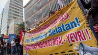 Massa Demo Dugaan Kecurangan PSU Bengkulu Selatan di Bawaslu