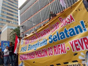 Massa Demo Dugaan Kecurangan PSU Bengkulu Selatan di Bawaslu