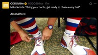 Sepatu badut para fans Arsenal. (Foto: X.com/@ODDSbible)