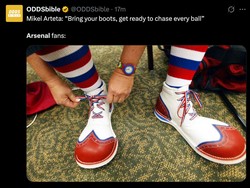 Sepatu badut para fans Arsenal. (Foto: X.com/@ODDSbible)