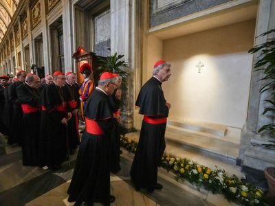 Momen Para Kardinal Berdoa di Makam Paus Fransiskus