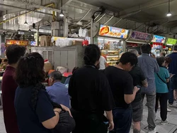Kedai Nasi Kari khas Indonesia Diantre Mengular di Singapura