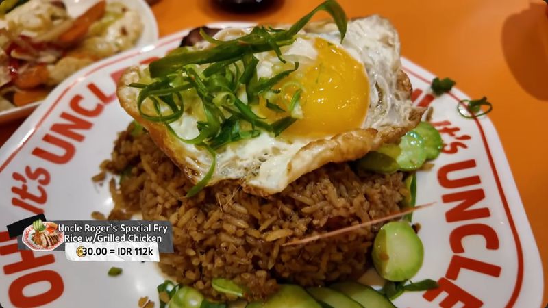 Nex Carlos cicip nasi goreng Uncle Roger