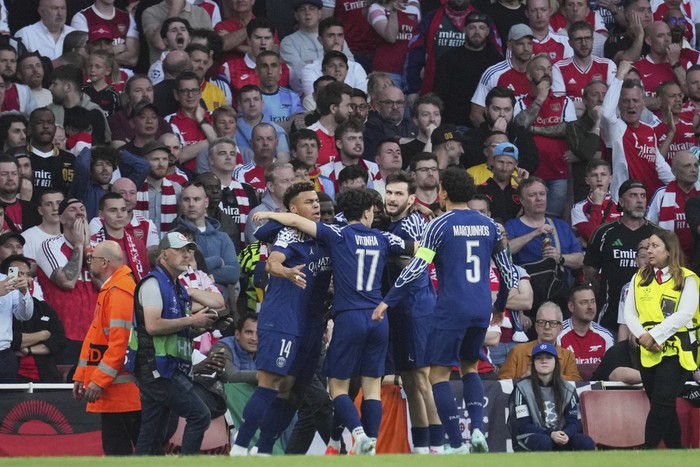 Ousmane Dembele, PSG PSG players celebrate after Ousmane Dembele scored the opening goal during the Champions League semifinal first leg soccer match between Arsenal and Paris Saint-Germain at Arsenal Stadium in London, England, Tuesday, April 29, 2025. (AP Photo/Kin Cheung)