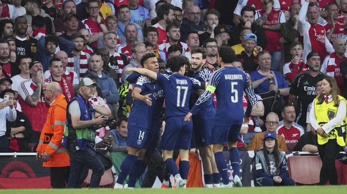 Ousmane Dembele, PSG PSG players celebrate after Ousmane Dembele scored the opening goal during the Champions League semifinal first leg soccer match between Arsenal and Paris Saint-Germain at Arsenal Stadium in London, England, Tuesday, April 29, 2025. (AP Photo/Kin Cheung)