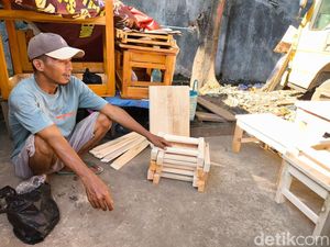 Ozi dan Amanah Ortu yang Dirawat di Lapak Meja Kayu Ozi dan Amanah Ortu yang Dirawat di Lapak Meja Kayu