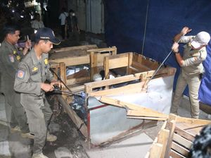 Pemkot Palembang Tertibkan PKL di Kawasan 16 Ilir Malam Hari Pemkot Palembang Tertibkan PKL di Kawasan 16 Ilir Malam Hari