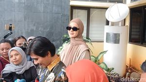 Senyum Tipis Paula Verhoeven Usai Ngadu ke Komnas Perempuan