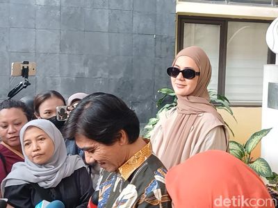 Senyum Tipis Paula Verhoeven Usai Ngadu ke Komnas Perempuan