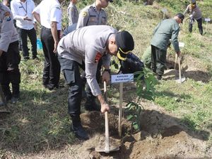 Kapolres Blitar Kota Ajak Forkopimda Tanam Pohon di Area Tambang Pasir