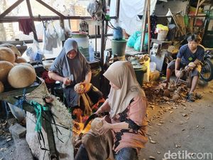 Sambat Pedagang Surabaya Saat Harga Kelapa Naik Jadi Rp 25 Ribu Sambat Pedagang Surabaya Saat Harga Kelapa Naik Jadi Rp 25 Ribu