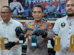 Polda Banten Ungkap Praktik Oplosan Pertamax, 2 Pengelola SPBU Jadi Tersangka Polda Banten Ungkap Praktik Oplosan Pertamax, 2 Pengelola SPBU Jadi Tersangka
