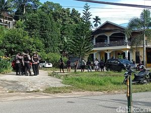 100 Polisi di Sorong Turun Geledah Rumah Jubir NRFPB Tersangka Kasus Makar 100 Polisi di Sorong Turun Geledah Rumah Jubir NRFPB Tersangka Kasus Makar
