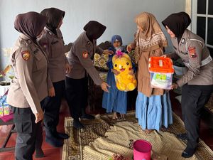 Sambangi Bocah Korban Kecelakaan, Polwan Polres Klaten Beri Boneka dan Sembako