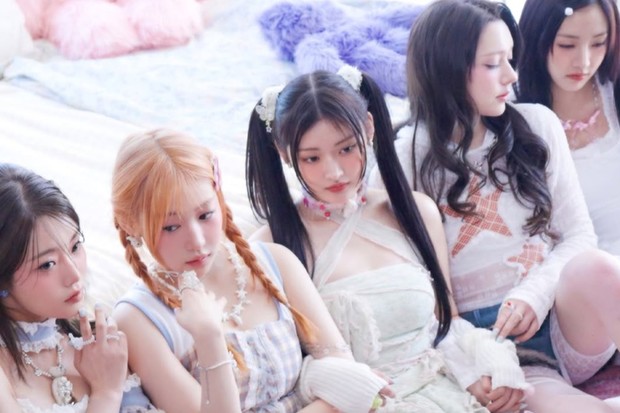 Potret FIFTY FIFTY dalam foto konsep album 'Day & Night'