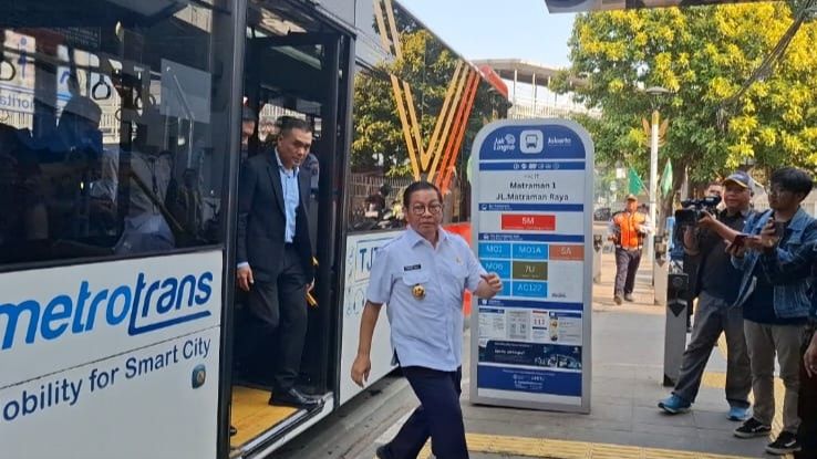 Pramono Anung Naik Transportasi Umum