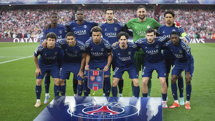 PSG PSG players pose before the Champions League semifinal first leg soccer match between Arsenal and Paris Saint-Germain at Arsenal Stadium in London, England, Tuesday, April 29, 2025. (AP Photo/Kin Cheung)