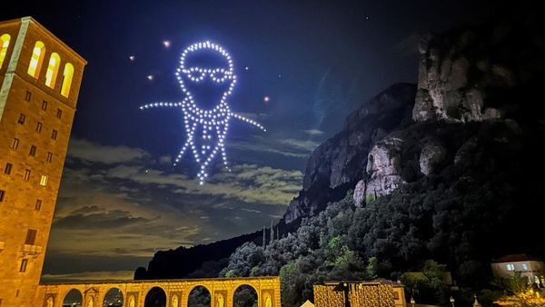 Ratusan Drone Membentuk Sosok Paus Fransiskus di Langit Barcelona