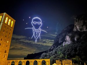 Ratusan Drone Membentuk Sosok Paus Fransiskus di Langit Barcelona