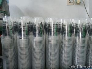 Sukses Bisnis Sablon Plastik, Medy Berdayakan Buruh Korban PHK di Jombang