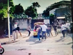 Pria-pria Bawa Senapan di Kemang Ribut soal Lahan, Sempat Saling Lempar Batu Pria-pria Bawa Senapan di Kemang Ribut soal Lahan, Sempat Saling Lempar Batu