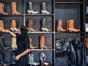 Sepatu Kulit Buatan Bandung Ini Laris di Mancanegara Sepatu Kulit Buatan Bandung Ini Laris di Mancanegara