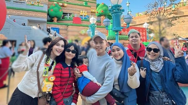Potret Serunya Ayu Ting Ting dan Keluarga Liburan ke Jepang