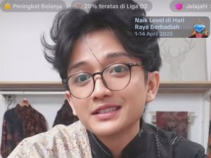 Viral Mas-mas Batik Ganteng Diserbu Wanita Saat Jualan Live, Ini Sosoknya Viral Mas-mas Batik Ganteng Diserbu Wanita Saat Jualan Live, Ini Sosoknya