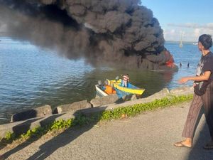 Speedboat Hendak Jemput Bupati Tanimbar Terbakar di Pelabuhan, 2 Orang Luka Speedboat Hendak Jemput Bupati Tanimbar Terbakar di Pelabuhan, 2 Orang Luka