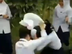 Heboh Video Siswi SMP Palembang Duel di Pinggir Jalan