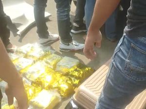 2 Kurir Sabu Diringkus Tim Gabungan Polda Sumsel-Sumut di Pelabuhan Merak 2 Kurir Sabu Diringkus Tim Gabungan Polda Sumsel-Sumut di Pelabuhan Merak
