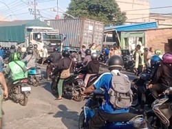 Truk Kontainer Seruduk Motor, Mobil dan Truk Lain di Driyorejo Gresik