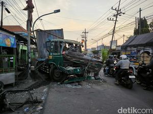 Satu Orang Meninggal Diseruduk Truk Kontainer Ugal-ugalan di Gresik