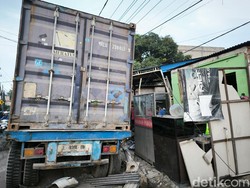 Video Detik-detik Truk Ugal-ugalan Seruduk Kendaraan di Gresik