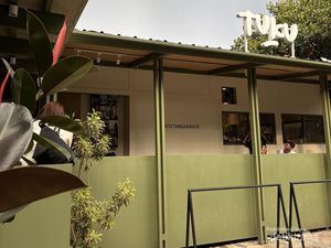 Rela Antre Lama di Toko Kopi Hits Bandung Rela Antre Lama di Toko Kopi Hits Bandung