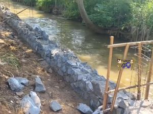 Viral Proyek Turap Perumahan Persempit Sungai di Depok, Kini Disetop Viral Proyek Turap Perumahan Persempit Sungai di Depok, Kini Disetop