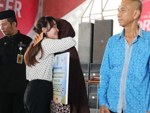 Wawalkot Batam Li Claudia Tunaikan Janji Bantuan Insentif Lansia