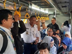 Wali Kota Jaksel Naik TransJ di Hari Pertama Wajib Naik Transportasi Umum