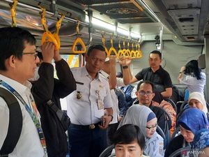 Wali Kota Jaksel Naik TransJ di Hari Pertama Wajib Naik Transportasi Umum Wali Kota Jaksel Naik TransJ di Hari Pertama Wajib Naik Transportasi Umum