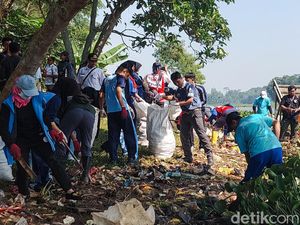 Sampah-Eceng Gondok yang Masih Jadi Persoalan di Sungai Citarum Sampah-Eceng Gondok yang Masih Jadi Persoalan di Sungai Citarum