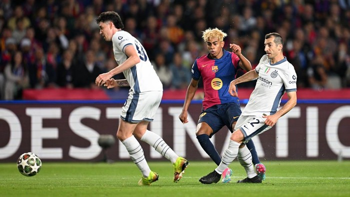 2212795985 BARCELONA, SPAIN - APRIL 30: Lamine Yamal of FC Barcelona shoots whilst under pressure from Henrikh Mkhitaryan and Alessandro Bastoni of FC Internazionale during the UEFA Champions League 2024/25 Semi Final First Leg match between FC Barcelona and FC Internazionale Milano at Estadi Olimpic Lluis Companys on April 30, 2025 in Barcelona, Spain. (Photo by Michael Regan - UEFA/UEFA via Getty Images)