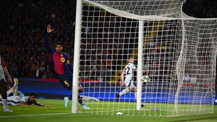 BARCELONA, SPAIN - APRIL 30:  Henrikh Mkhitaryan of FC Internazionale in action during the UEFA Champions League 2024/25 Semi Final First Leg match between FC Barcelona and FC Internazionale Milano at Estadi Olimpic Lluis Companys on April 30, 2025 in Barcelona, Spain. (Photo by Mattia Ozbot - Inter/Inter via Getty Images)