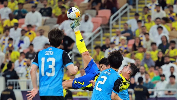 Al Nassr vs Kawasaki Frontale Soccer Football - Asian Champions League - Semi Final - Al Nassr v Kawasaki Frontale - King Abdullah Sports City, Jeddah, Saudi Arabia - April 30, 2025 Al Nassrs Cristiano Ronaldo shoots at goal REUTERS/Stringer