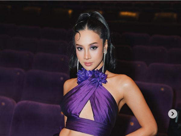 7 Foto Anya Geraldine dengan Gaun Ungu di Premier Mendadak Dangdut 2025