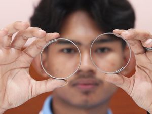 Asrama Haji Surabaya Produksi Gelang Identitas Jemaah