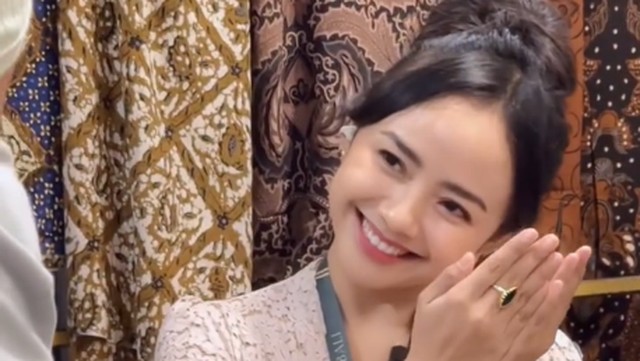 Berita Seputar Selebriti Insertlive Terkini : Viral Berkat Tren Kim Seon Ho Smile Challenge, Ayu Puspa: Nggak Nyangka