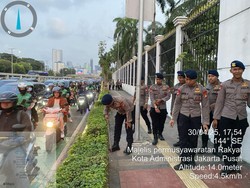 Brimob Polda Metro Sisir Kawasan DPR Jelang May Day, Pastikan Situasi Aman
