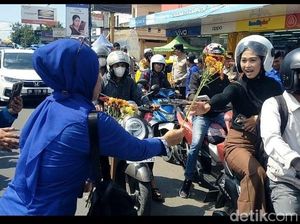Massa Demo Hari Buruh di Gowa Bagi-bagi Bunga ke Pengendara Bareng Polisi