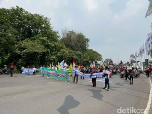 Peringati May Day, Ratusan Buruh Sempat Tutup Bundaran Waru Peringati May Day, Ratusan Buruh Sempat Tutup Bundaran Waru
