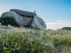 Unik! Rumah di Portugal Ini Terjepit Batu Besar